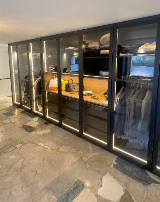 Begehbarer Kleiderschrank – Glasfront mit Beleuchtung